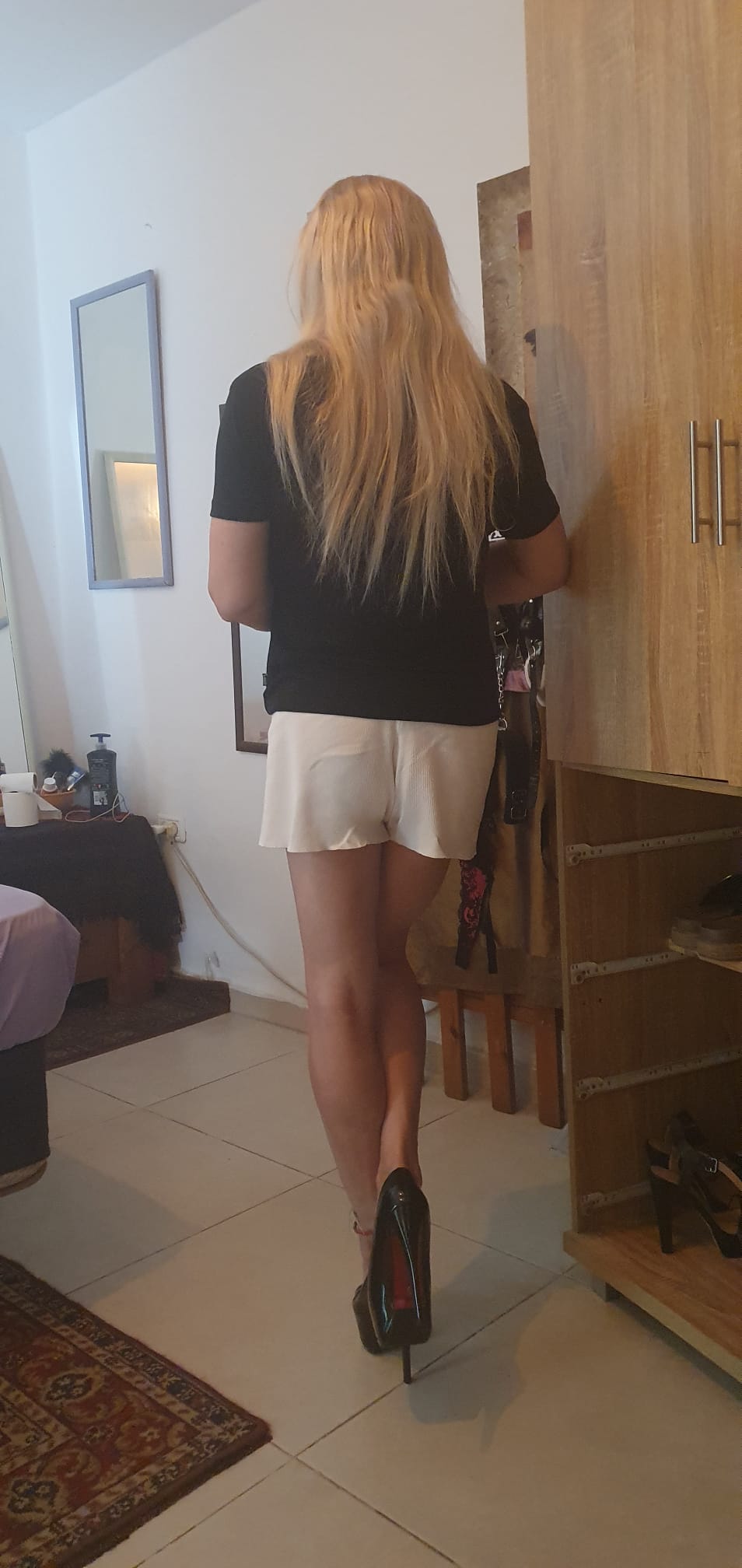 בחורה מושלמת – תל אביב