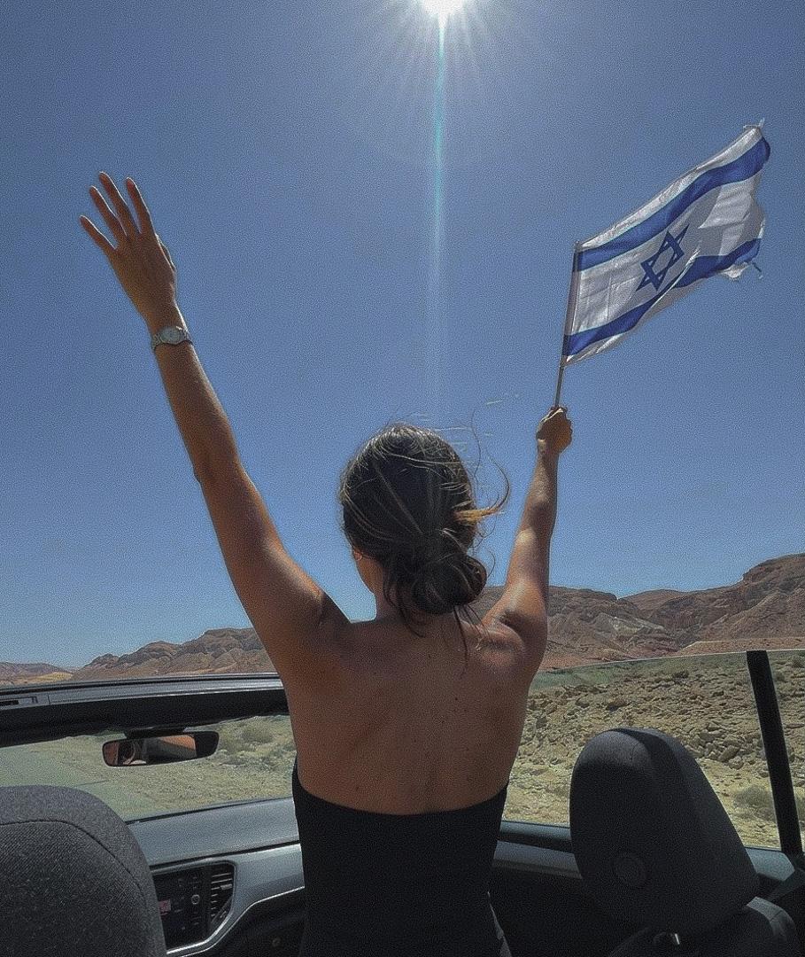 בחורה עוצרת נשימה -תל אביב
